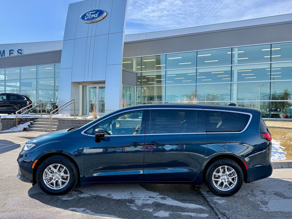 Used 2025 Chrysler Pacifica Select image 3