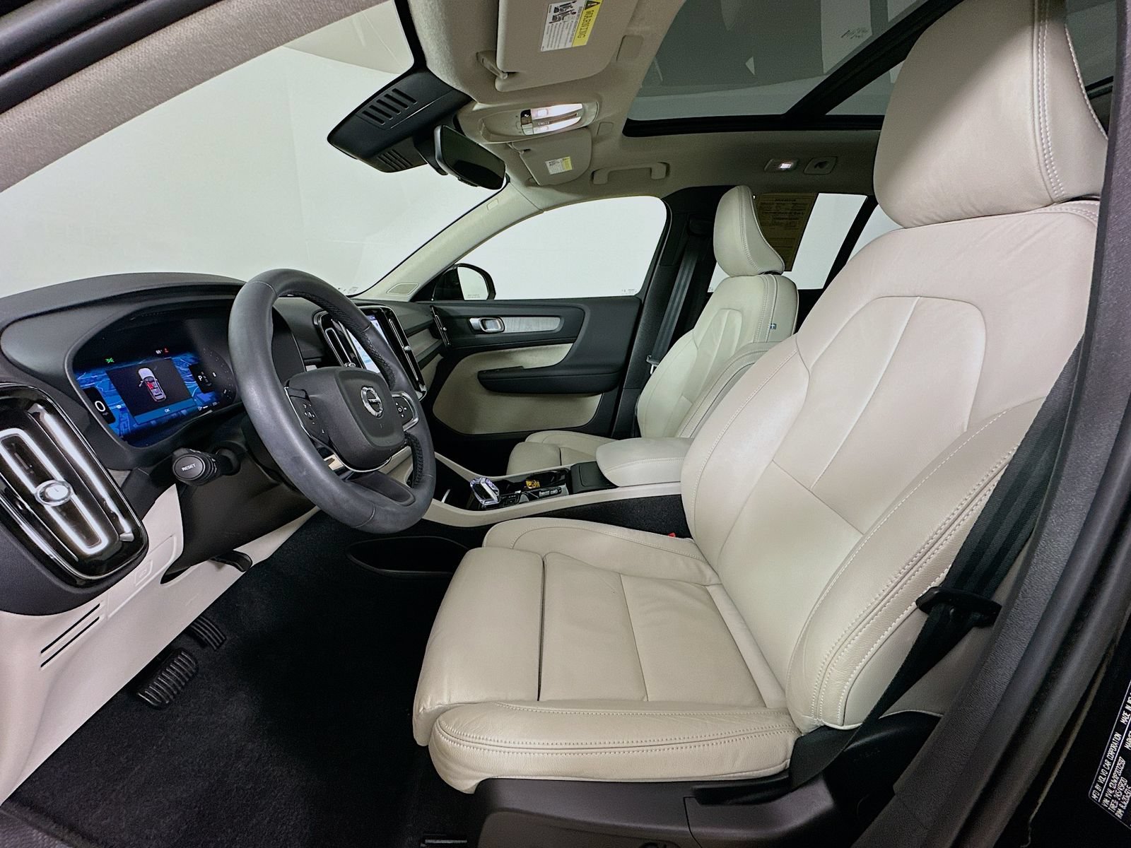 Used 2023 Volvo XC40 B5 Plus w/ Driver Assist Package AWD/4WD image 34