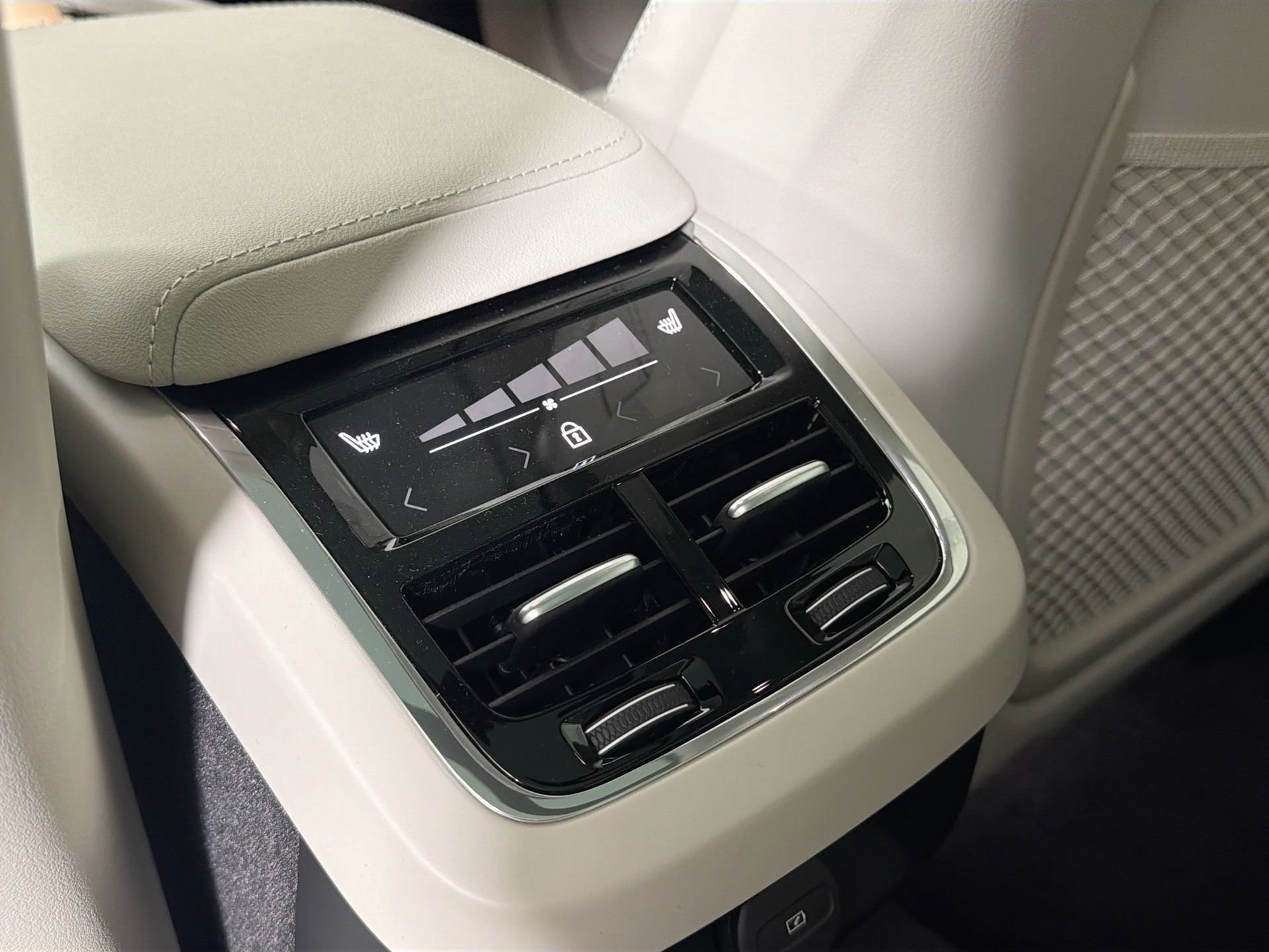 New 2026 Volvo V60 B5 Cross Country Ultra w/ Protection Package Premier image 26
