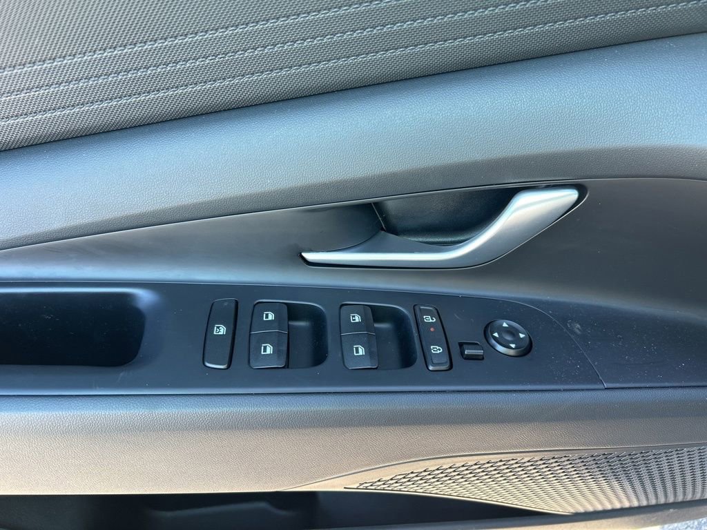 Used 2025 Hyundai Elantra SE image 18