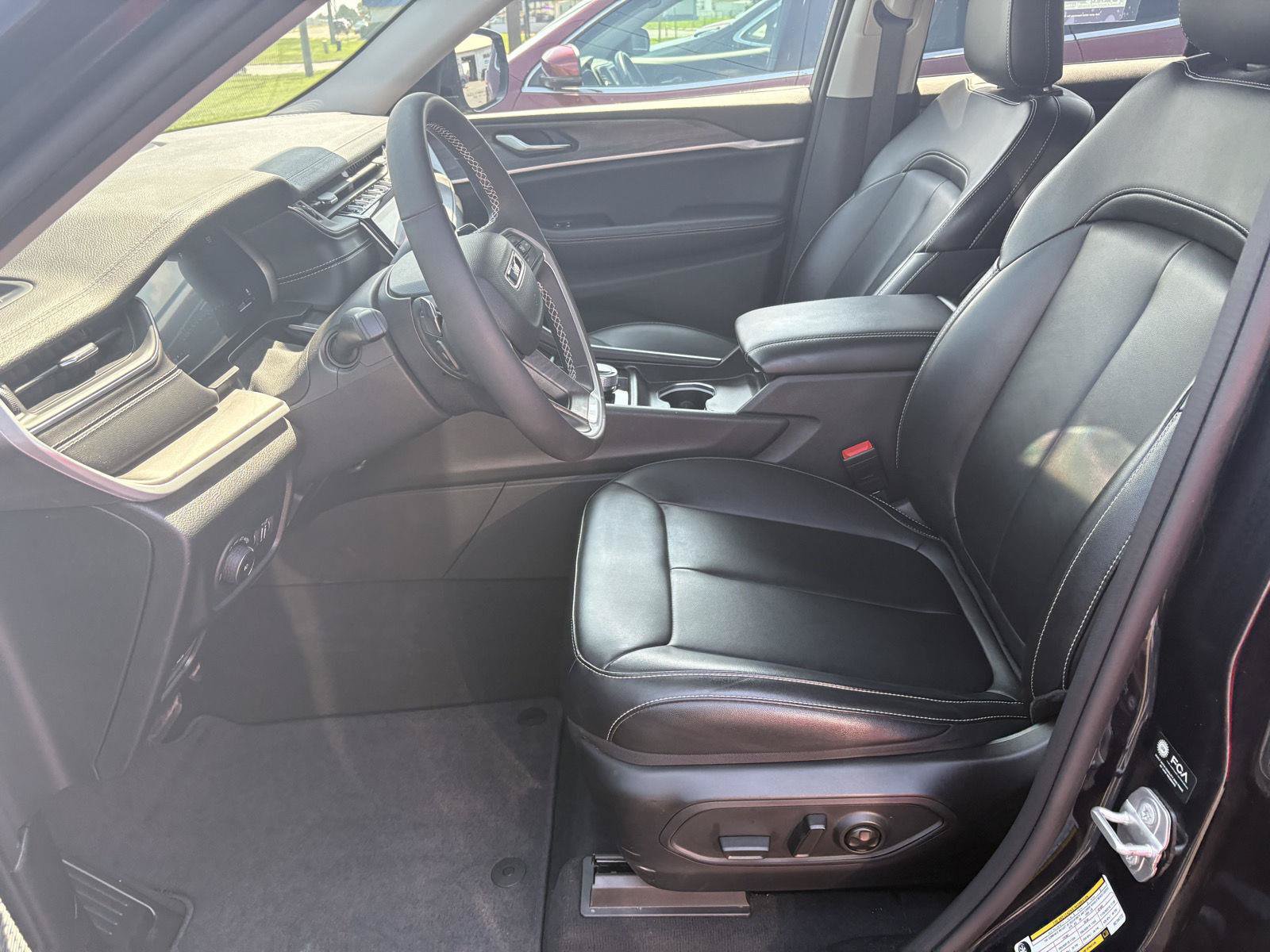 Used 2024 Jeep Grand Cherokee Limited AWD/4WD image 4