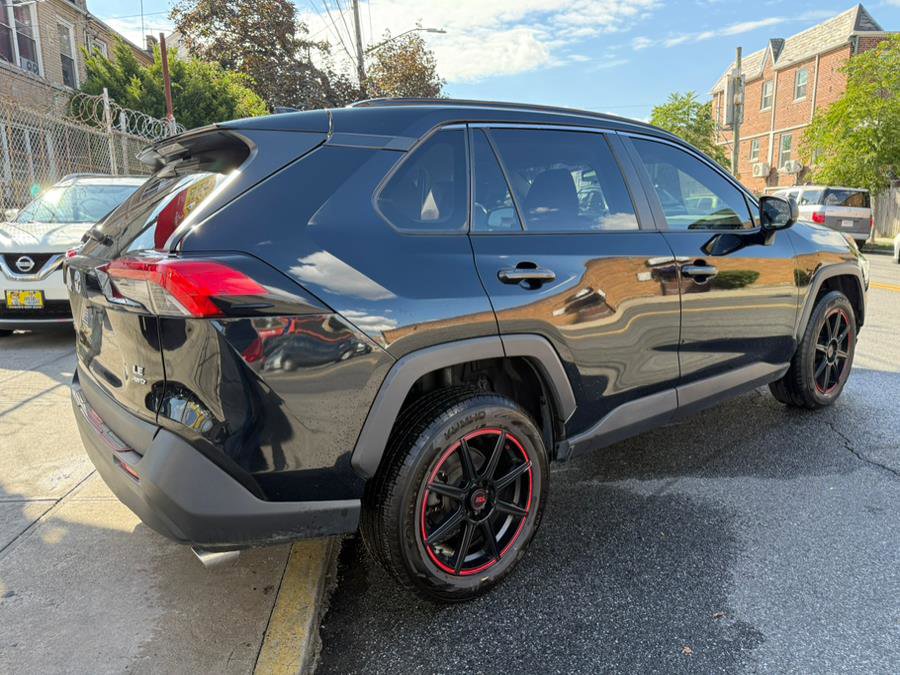 Used 2019 Toyota RAV4 LE image 4