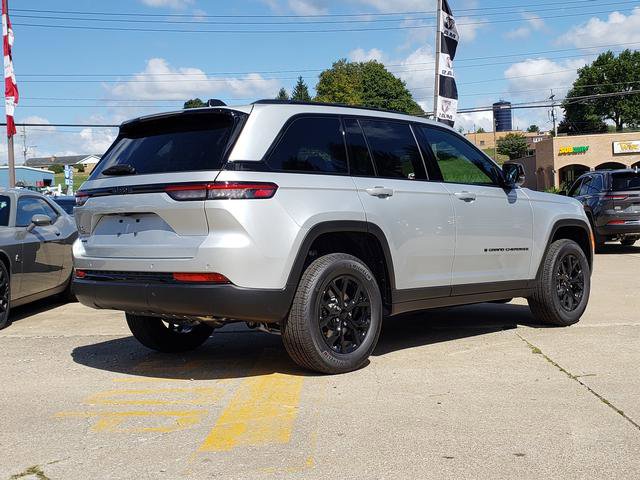 New 2025 Jeep Grand Cherokee Altitude image 5