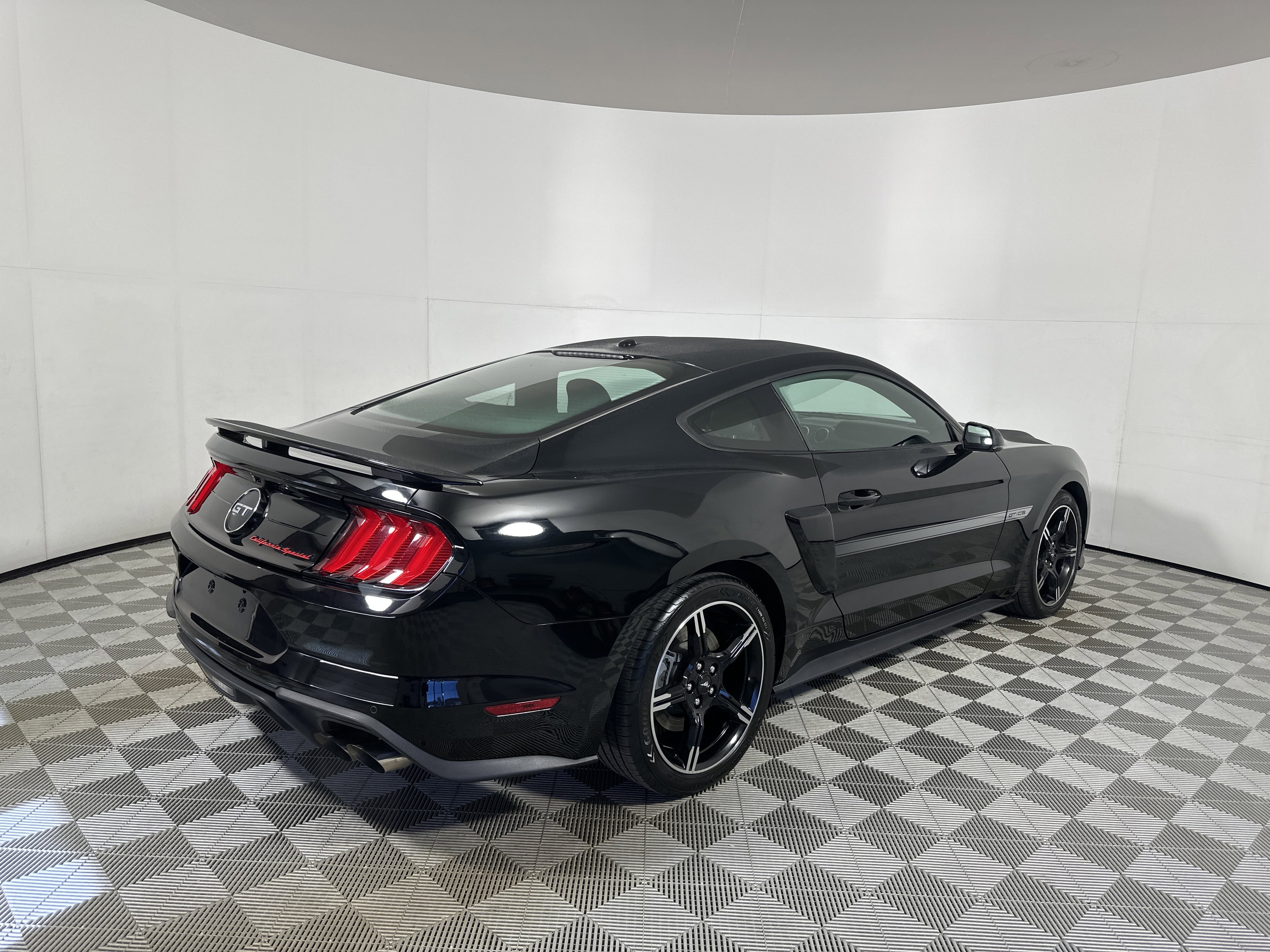 Used 2019 Ford Mustang GT Premium w/ Equipment Group 401A image 7