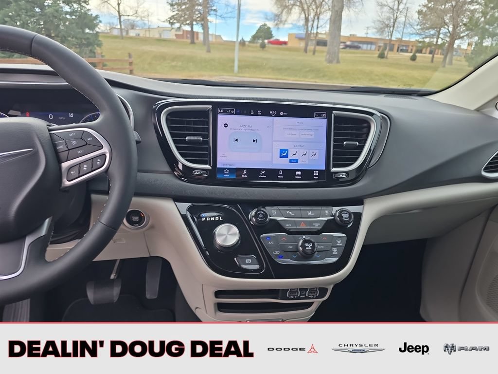 Used 2024 Chrysler Pacifica Touring-L FWD image 17