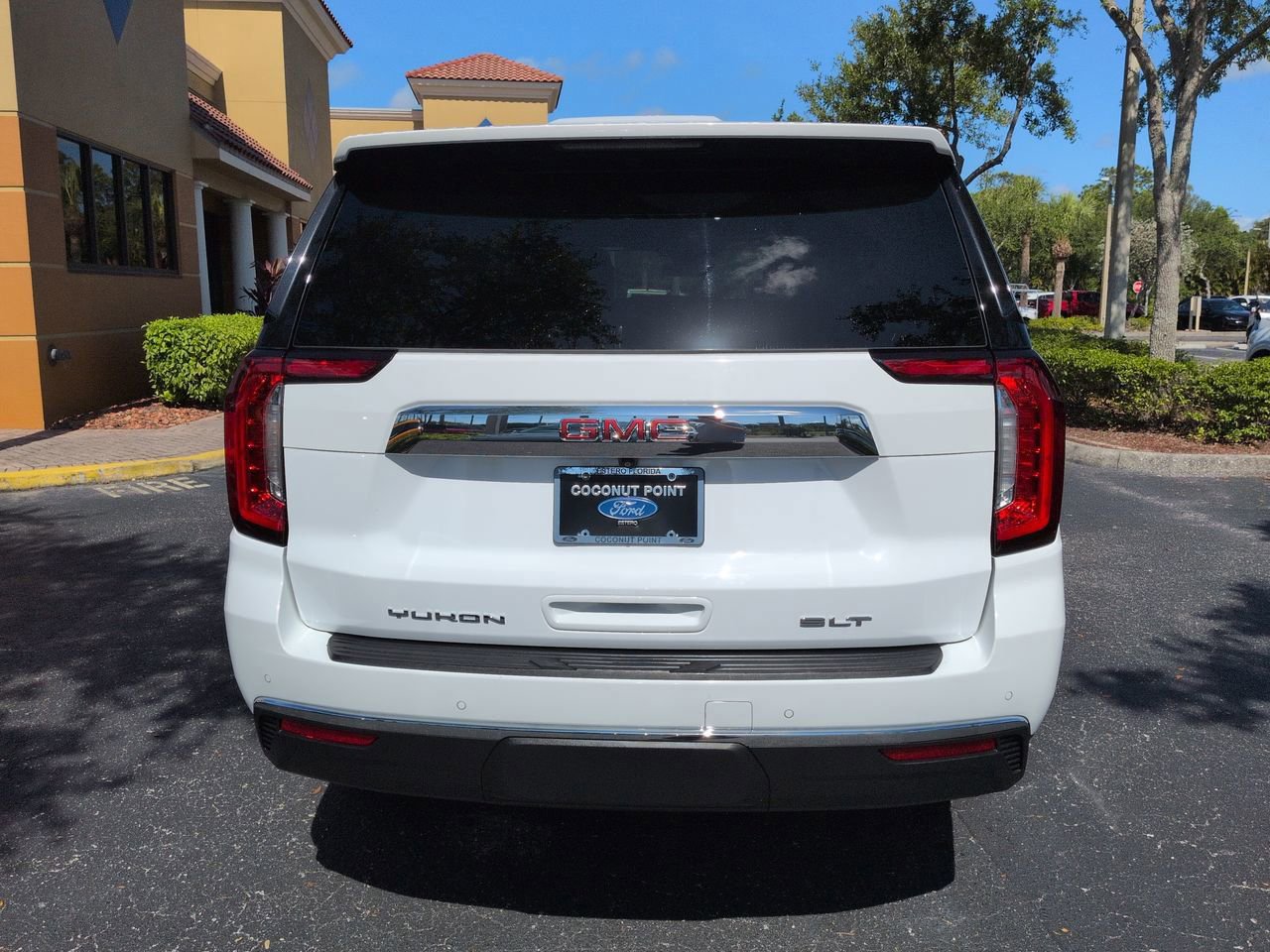 Used 2023 GMC Yukon XL SLT w/ SLT Luxury Package AWD/4WD image 4
