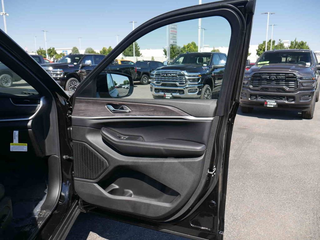 New 2025 Jeep Grand Cherokee Limited image 24