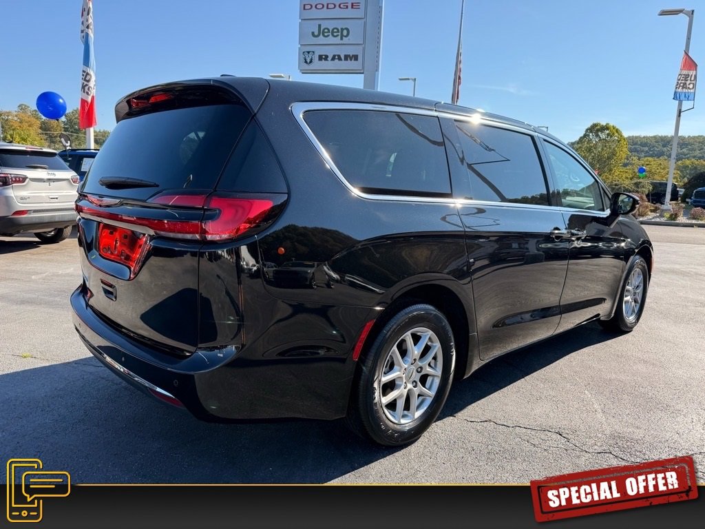 Used 2024 Chrysler Pacifica Touring-L image 4