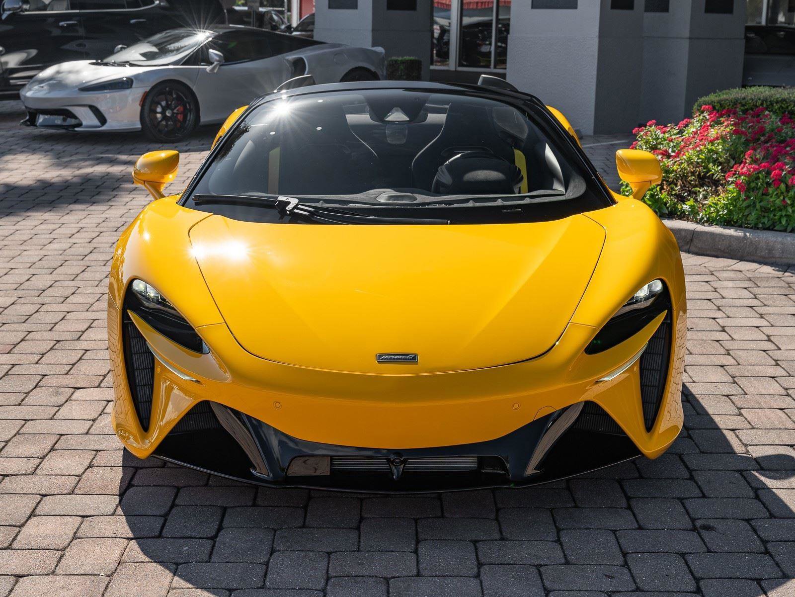 Used 2025 McLaren Artura Spider image 16