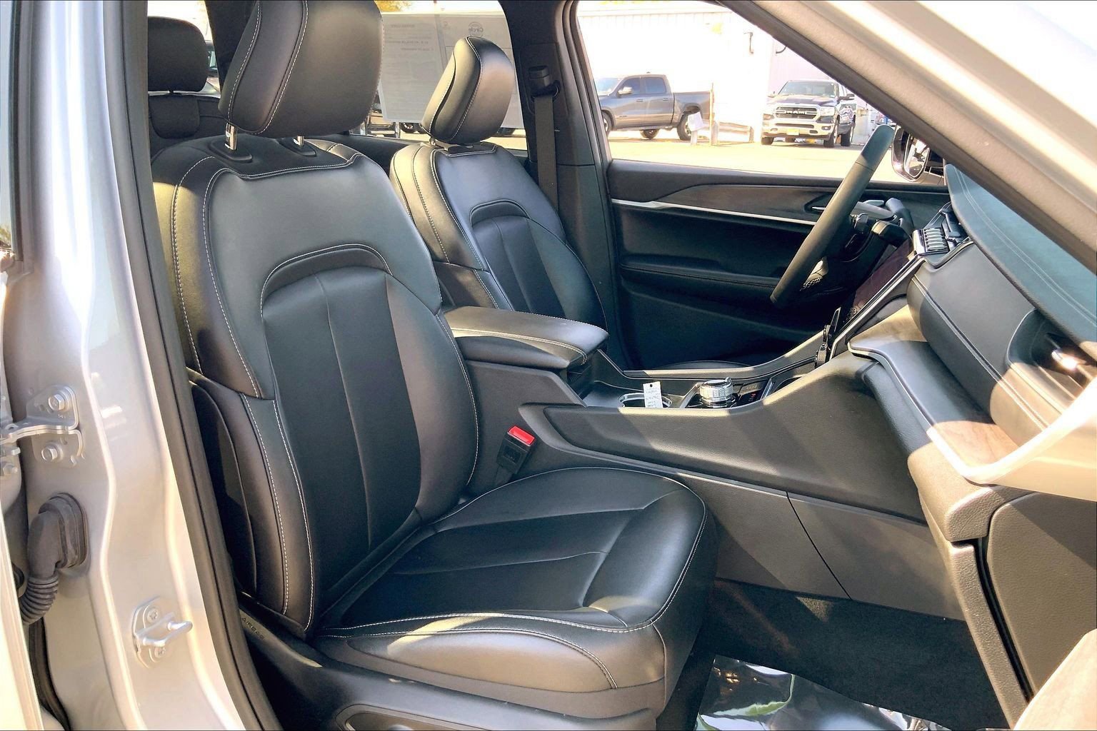 Certified 2025 Jeep Grand Cherokee Limited w/ Black Appearance Package AWD/4WD image 7