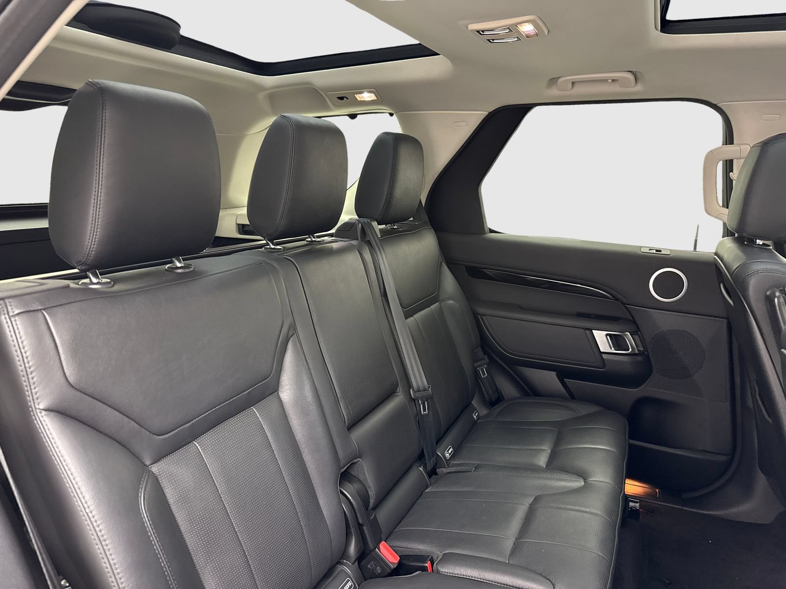 Used 2020 Land Rover Discovery SE AWD/4WD image 44