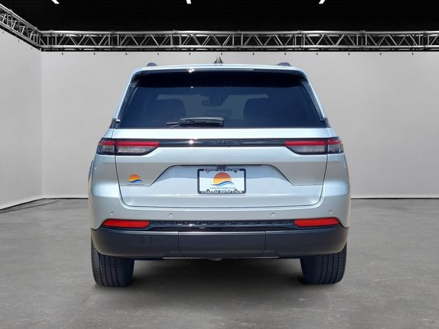 Used 2023 Jeep Grand Cherokee Altitude RWD image 6