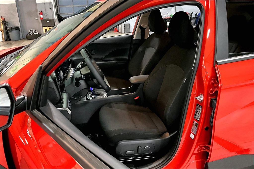 Certified 2025 Hyundai Kona SEL image 18