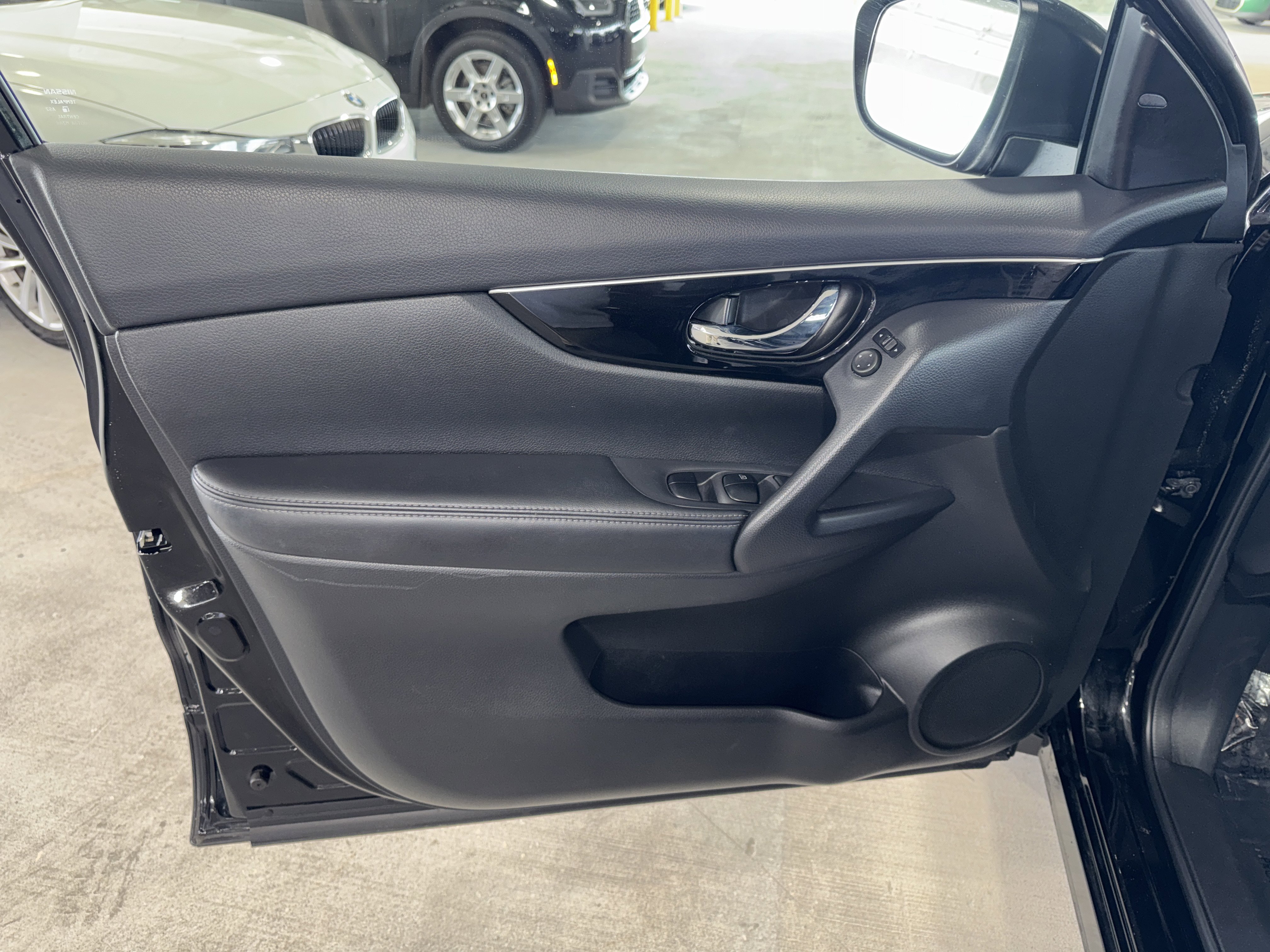 Used 2017 Nissan Rogue Sport SL w/ SL Premium Package image 16