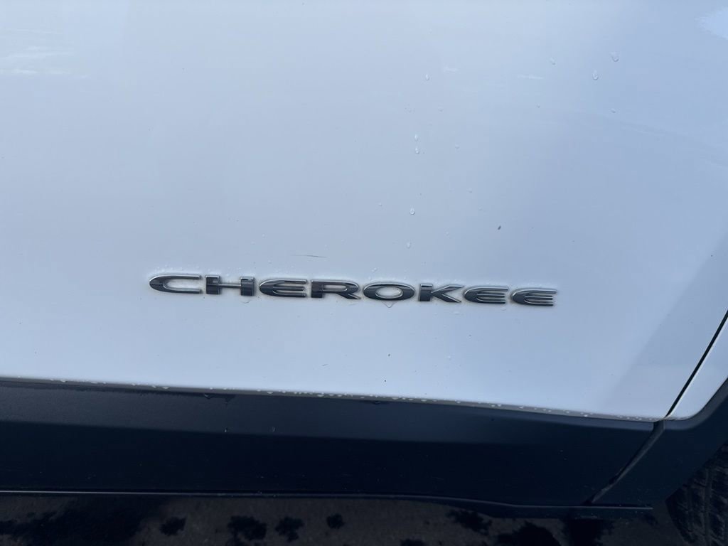 Used 2020 Jeep Cherokee Latitude Plus w/ Comfort/Convenience Group image 8