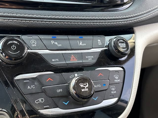 Used 2023 Chrysler Pacifica Limited FWD image 19