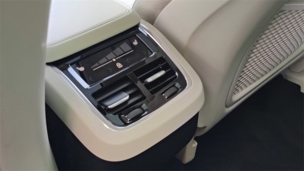 Used 2022 Volvo XC90 T5 Momentum w/ Climate Package image 29