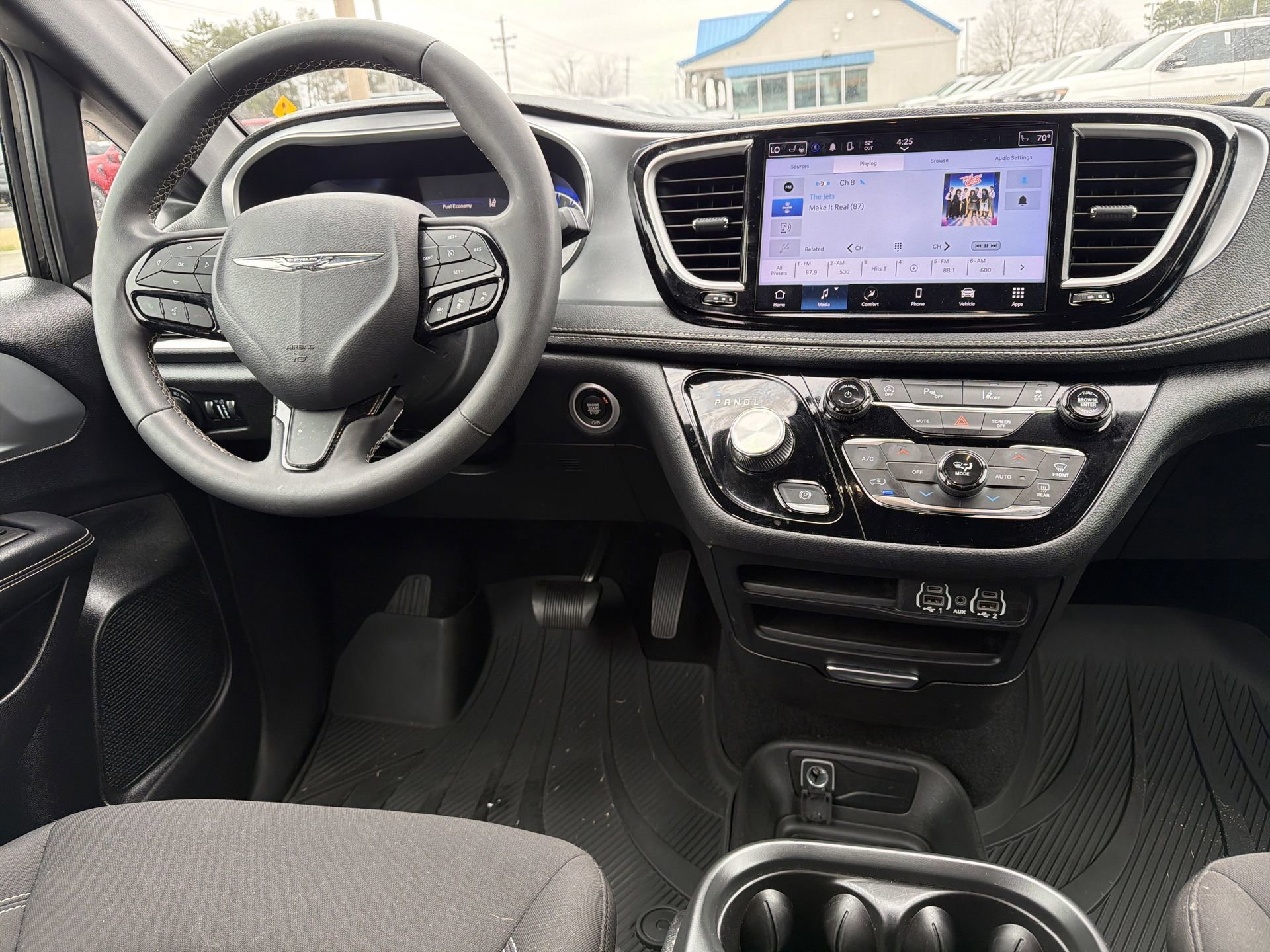 Used 2023 Chrysler Pacifica Touring image 3