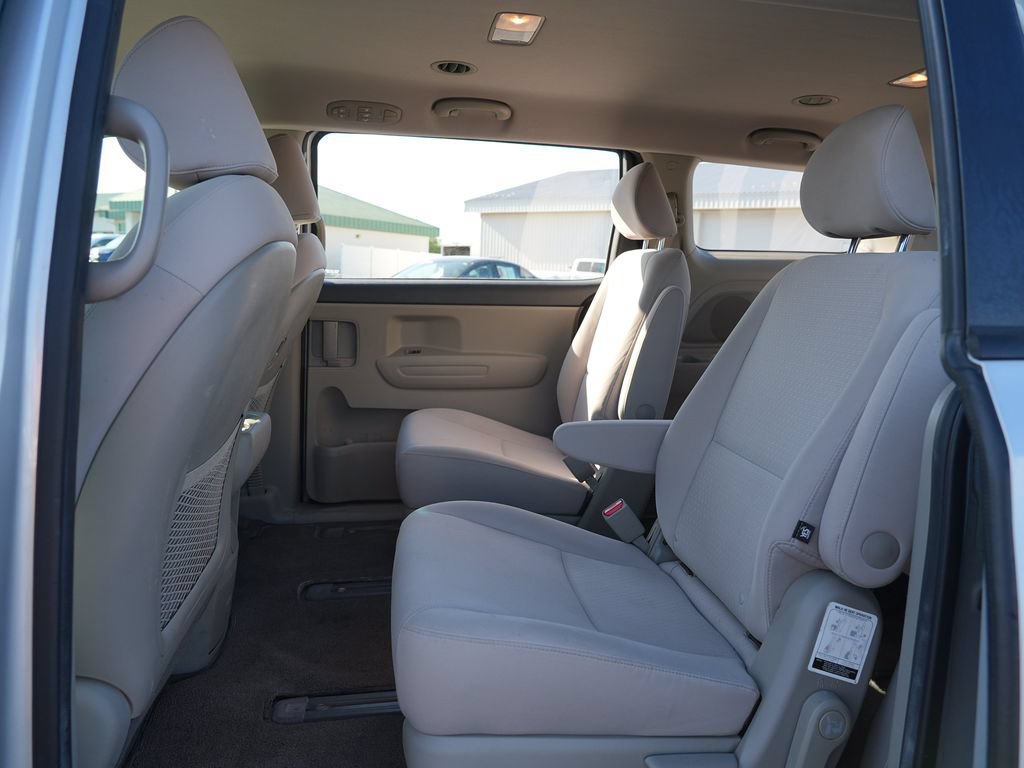 Used 2018 Kia Sedona L FWD image 18