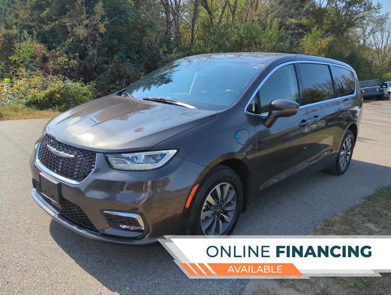 Used 2022 Chrysler Pacifica Touring-L w/ Uconnect Theater Family Group image 1