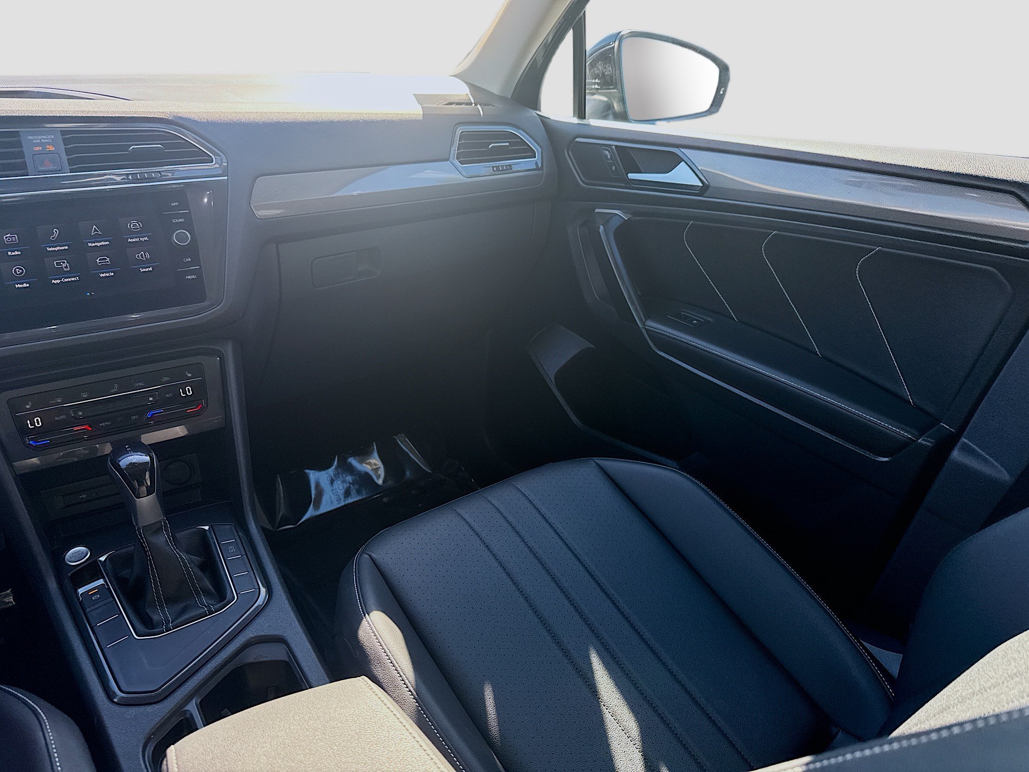 Used 2023 Volkswagen Tiguan SE w/ Panoramic Sunroof Package FWD image 21