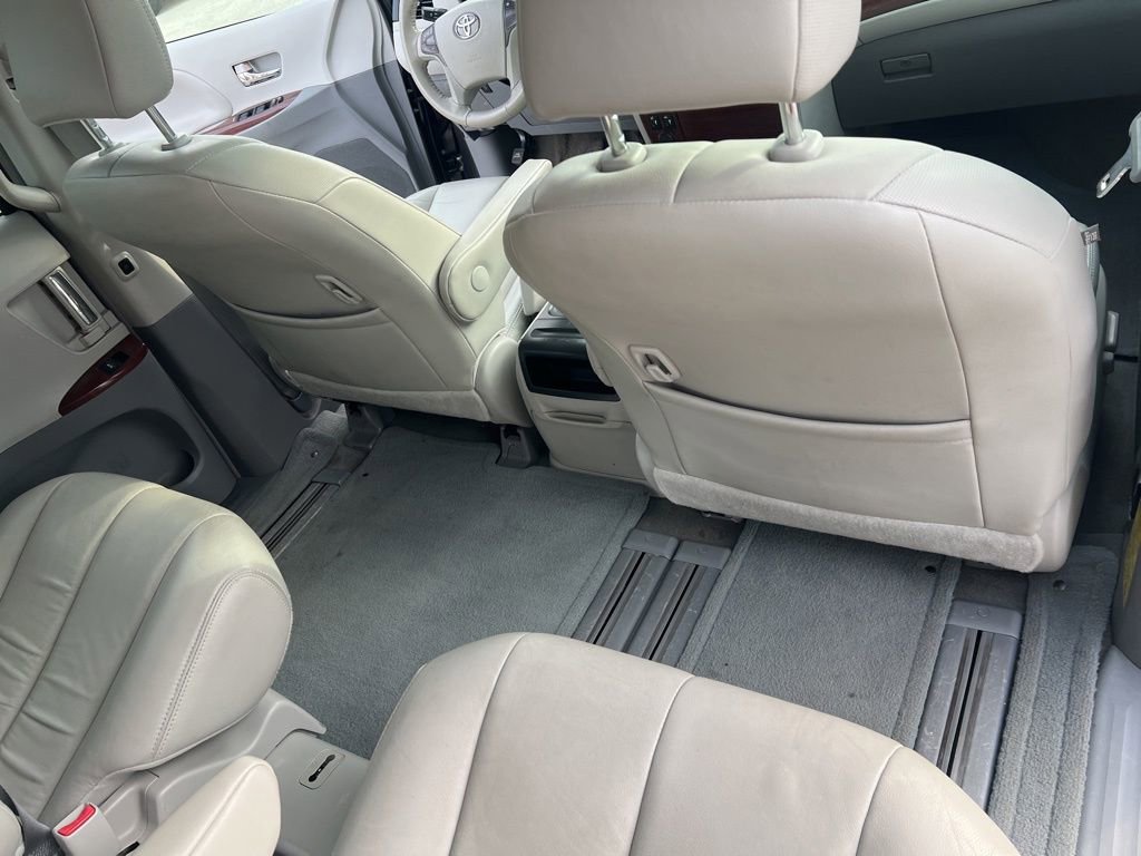 Used 2014 Toyota Sienna XLE image 40
