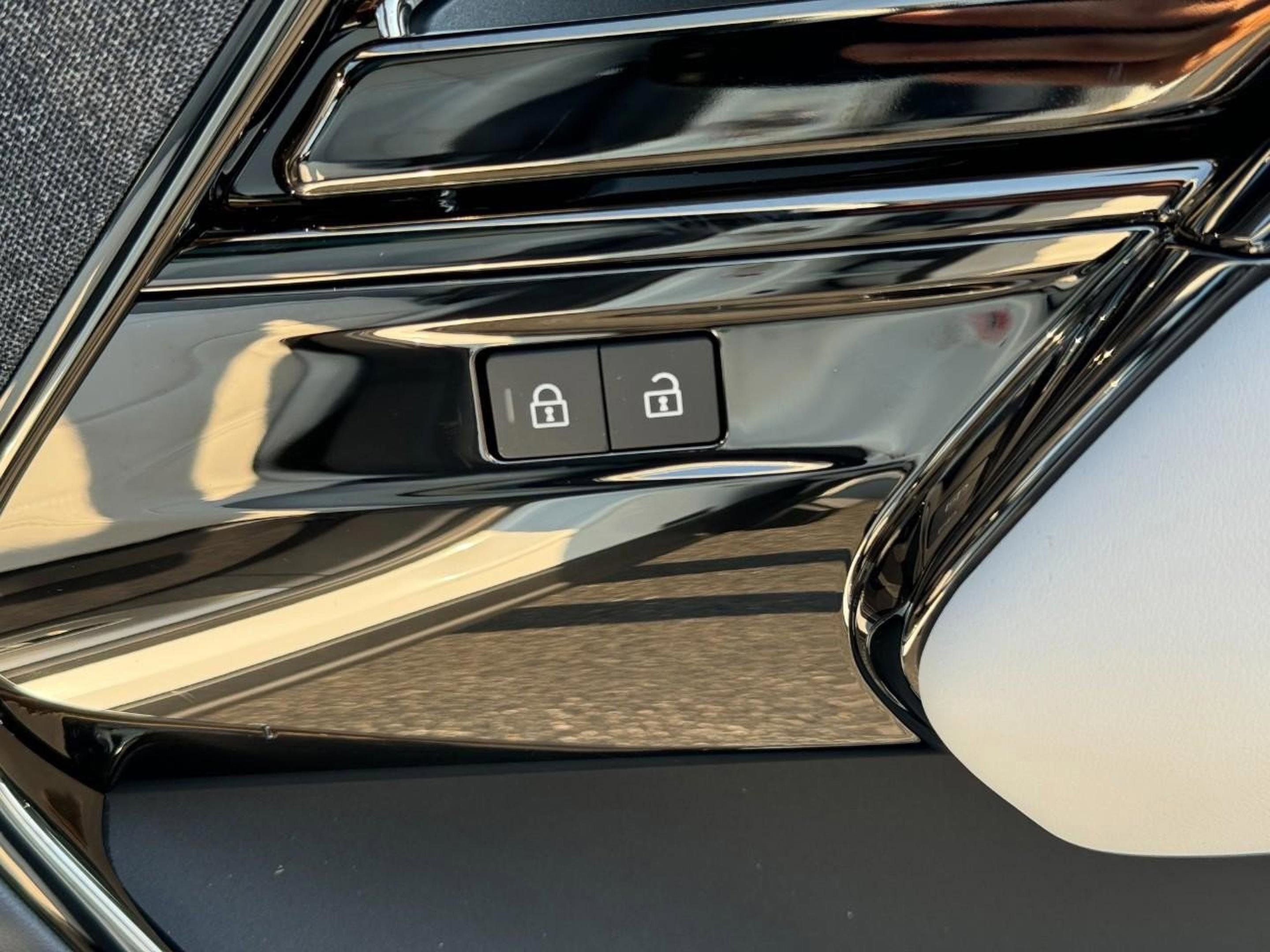 Used 2025 Land Rover Range Rover Sport SE image 21