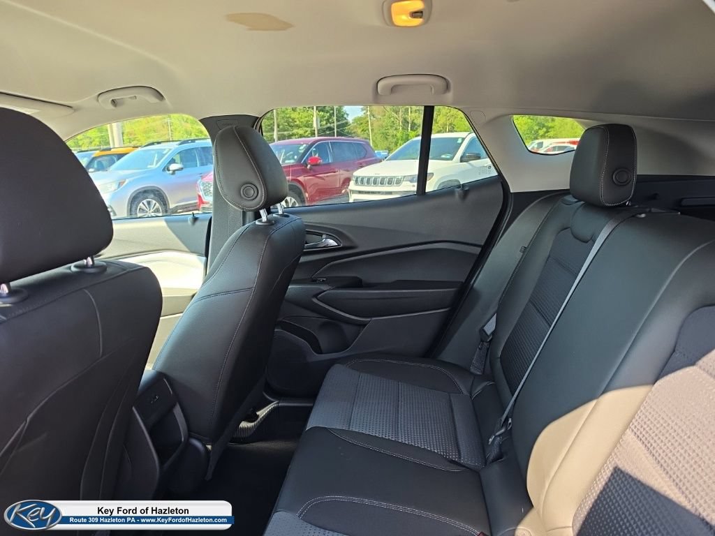 Used 2025 Chevrolet Trax LT FWD image 37