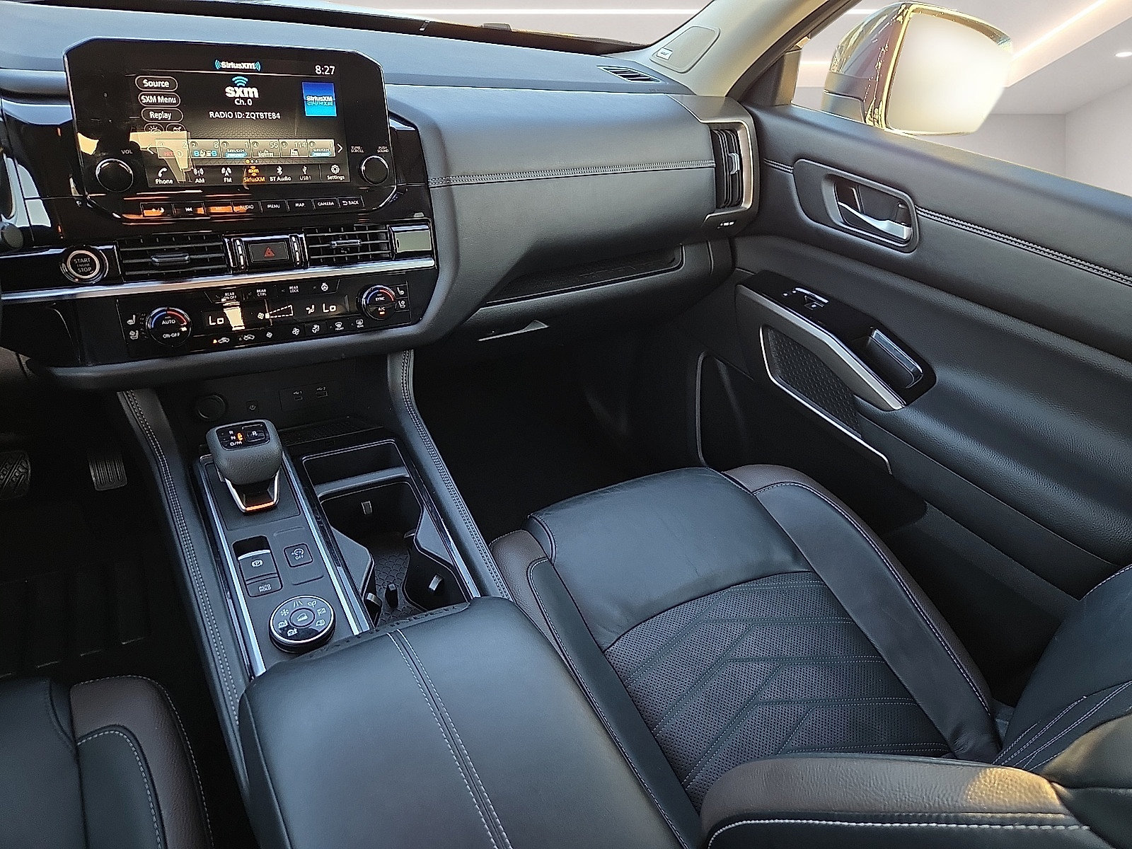 Used 2024 Nissan Pathfinder Platinum w/ Black Appearance Package AWD/4WD image 13