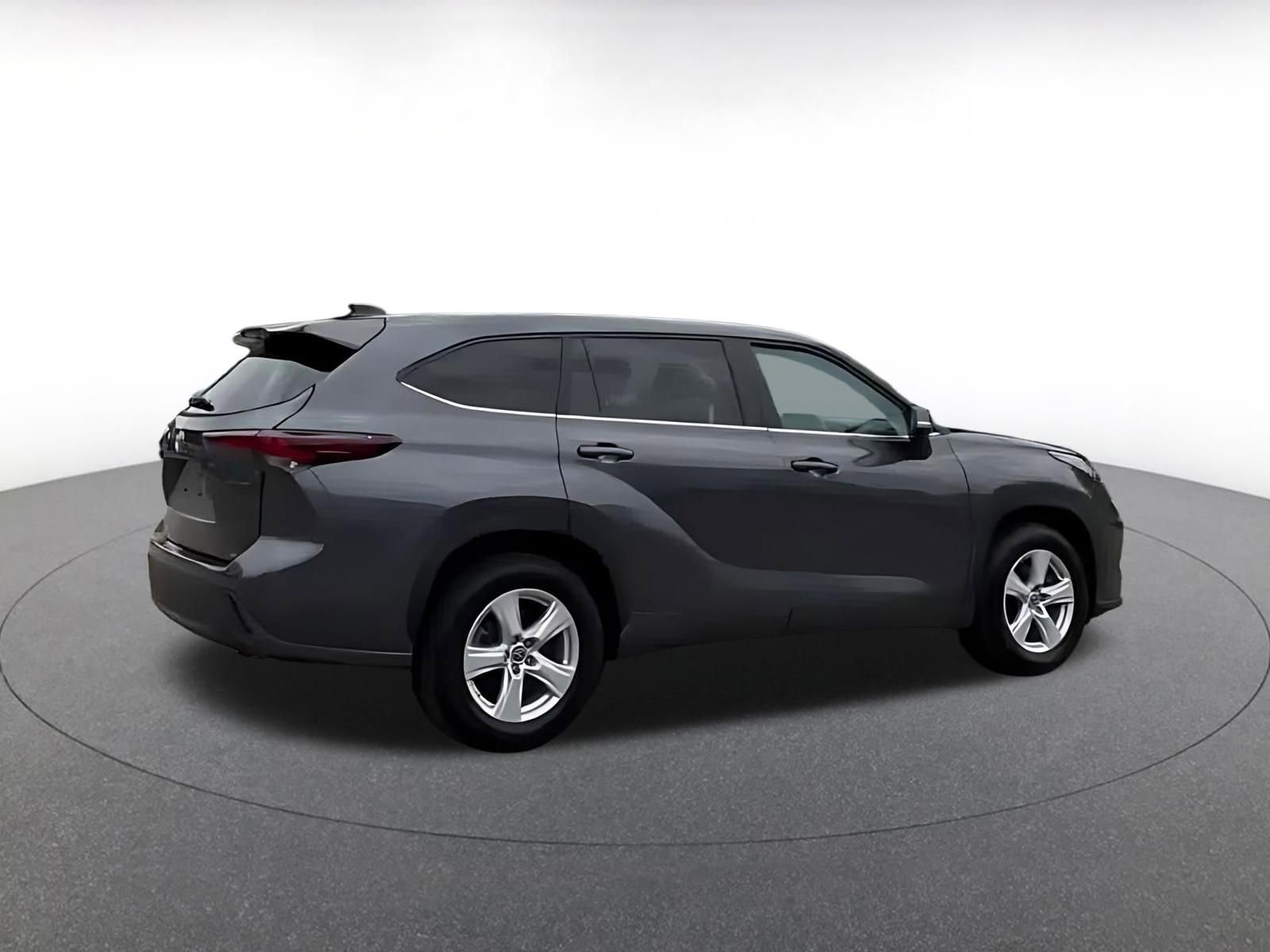 Used 2025 Toyota Highlander LE FWD image 11