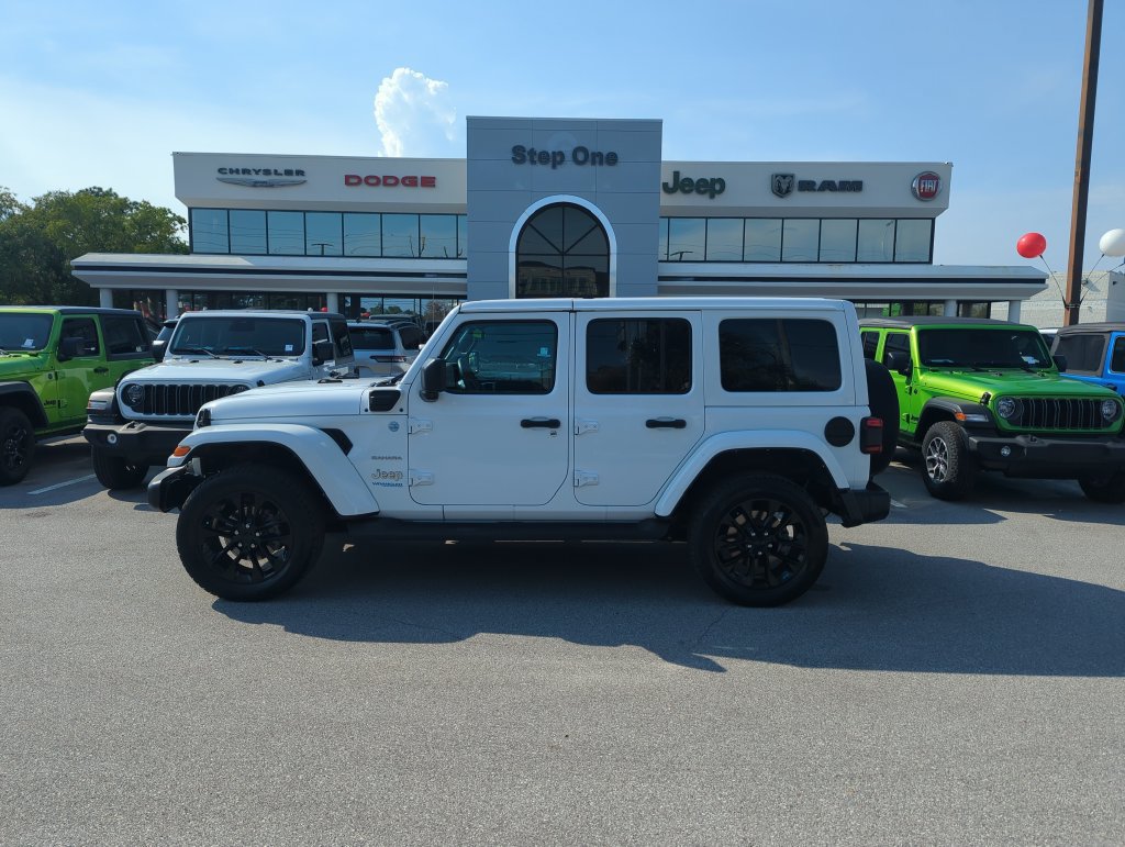Used 2022 Jeep Wrangler Unlimited Sahara AWD/4WD image 3