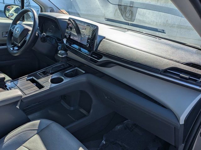 Used 2022 Toyota Sienna Limited image 6