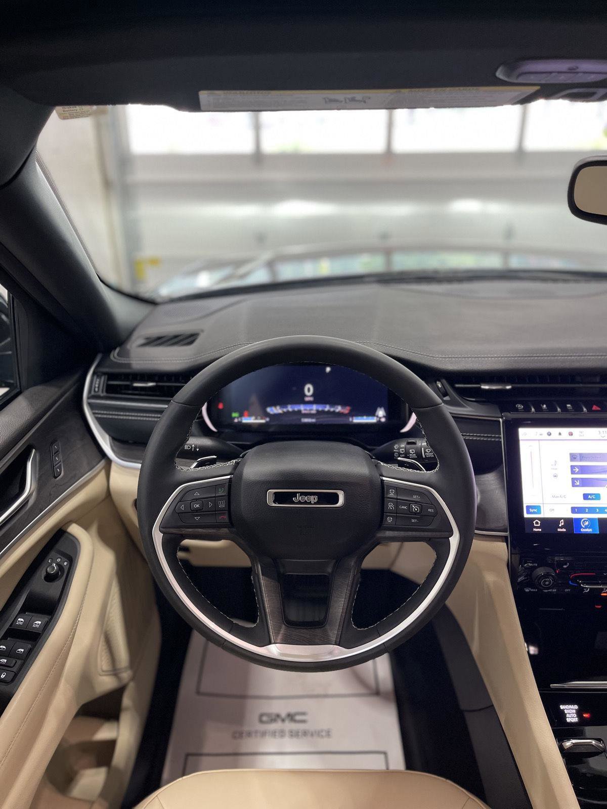 Used 2023 Jeep Grand Cherokee Limited w/ Black Appearance Package image 4