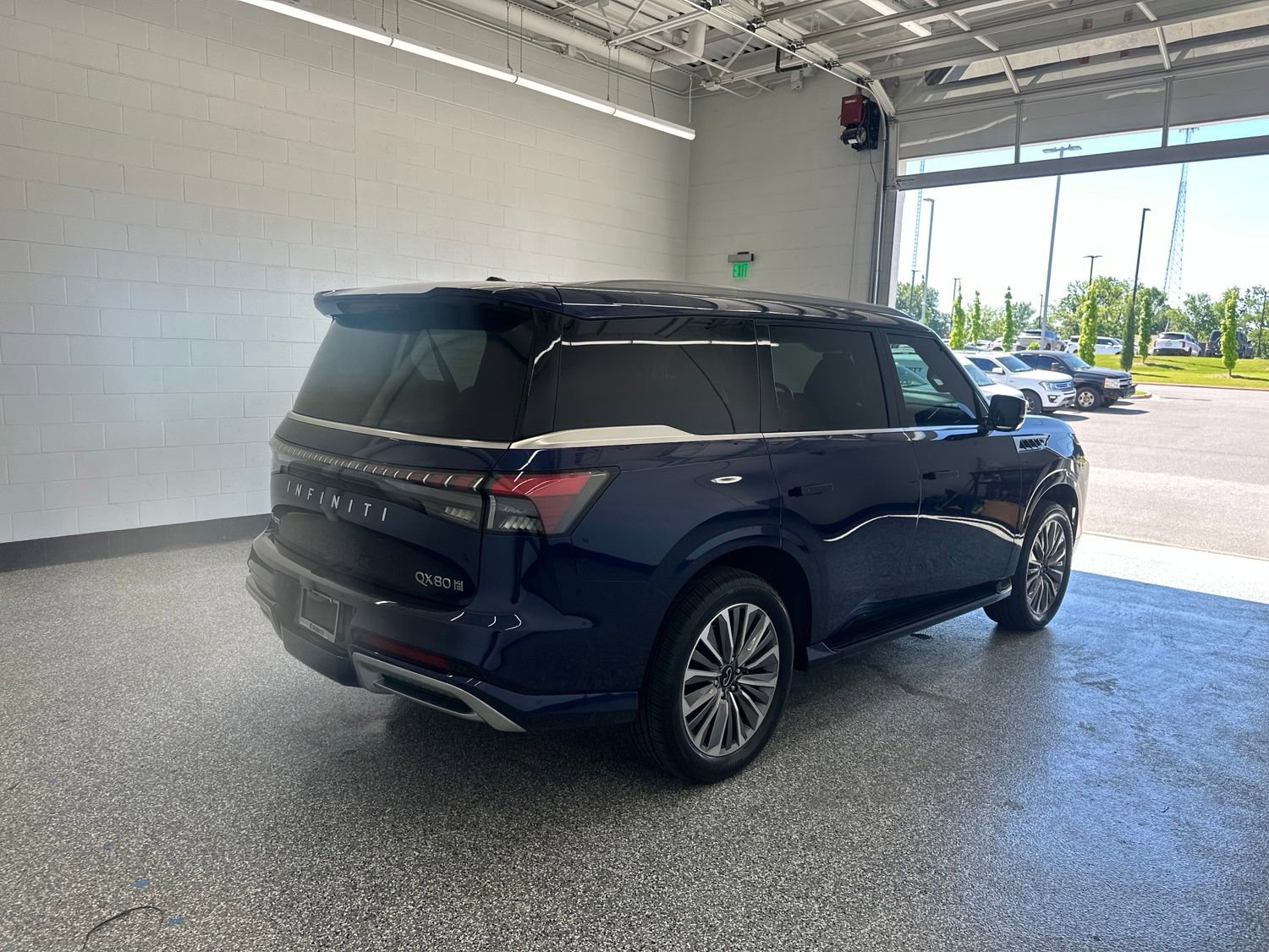 Used 2025 INFINITI QX80 Sensory AWD/4WD image 3
