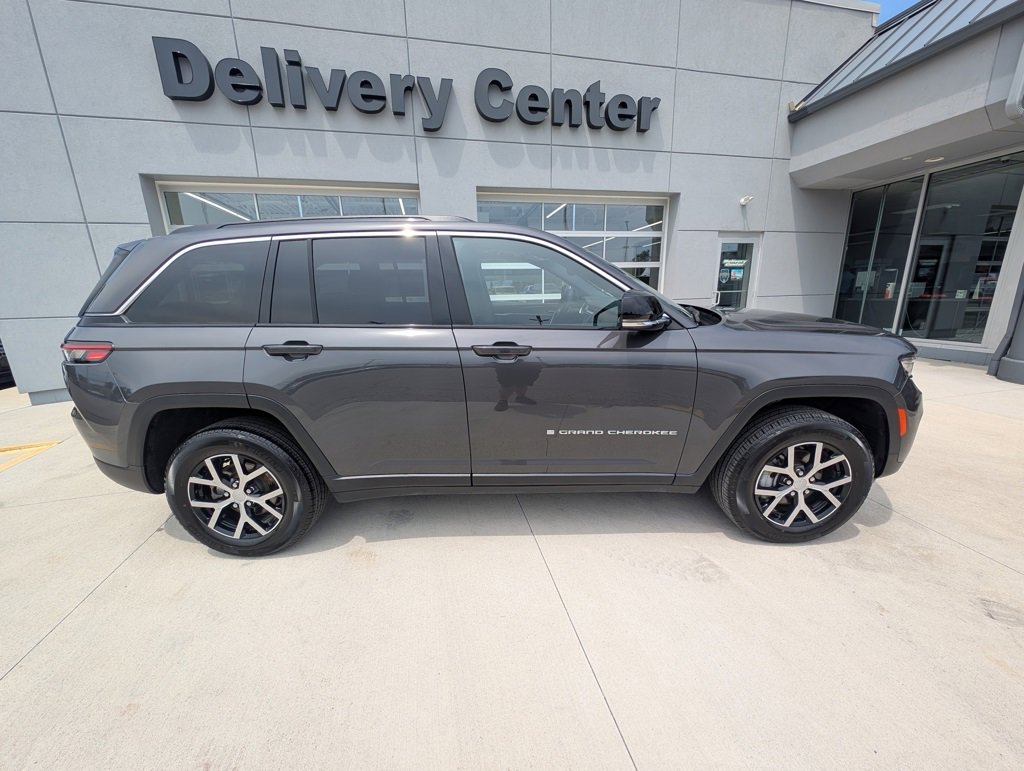 Used 2024 Jeep Grand Cherokee Limited image 4