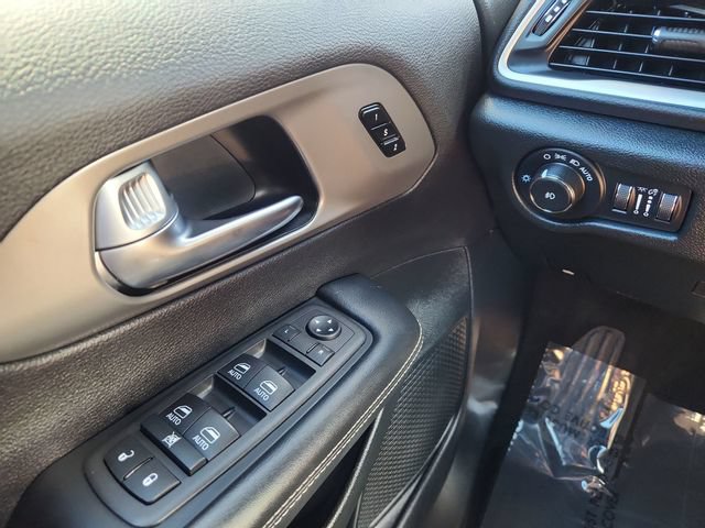 Used 2025 Chrysler Pacifica Select FWD image 38