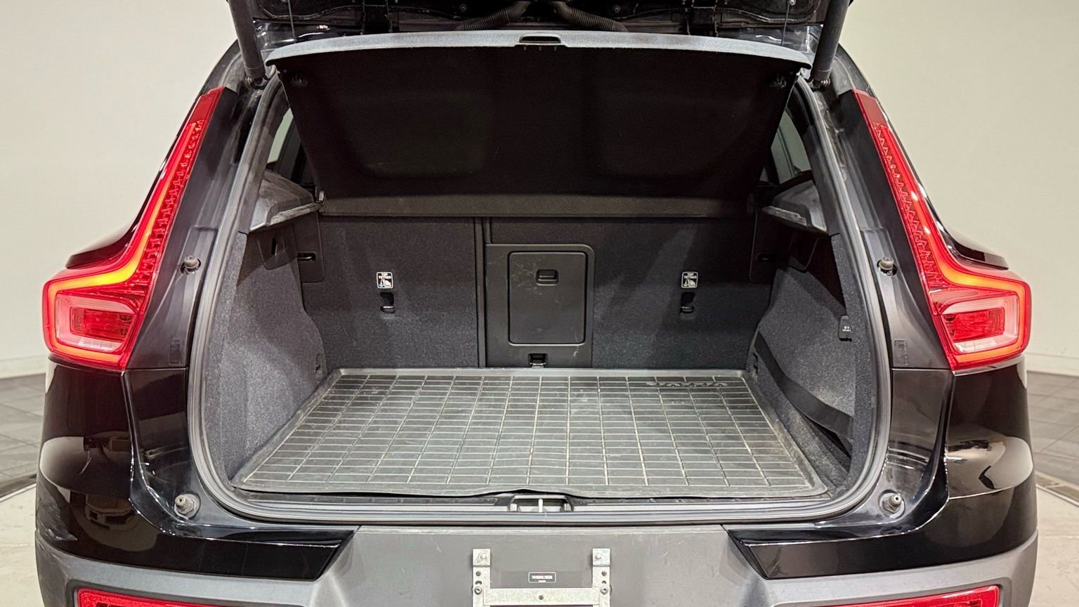 Used 2020 Volvo XC40 T5 Momentum image 23