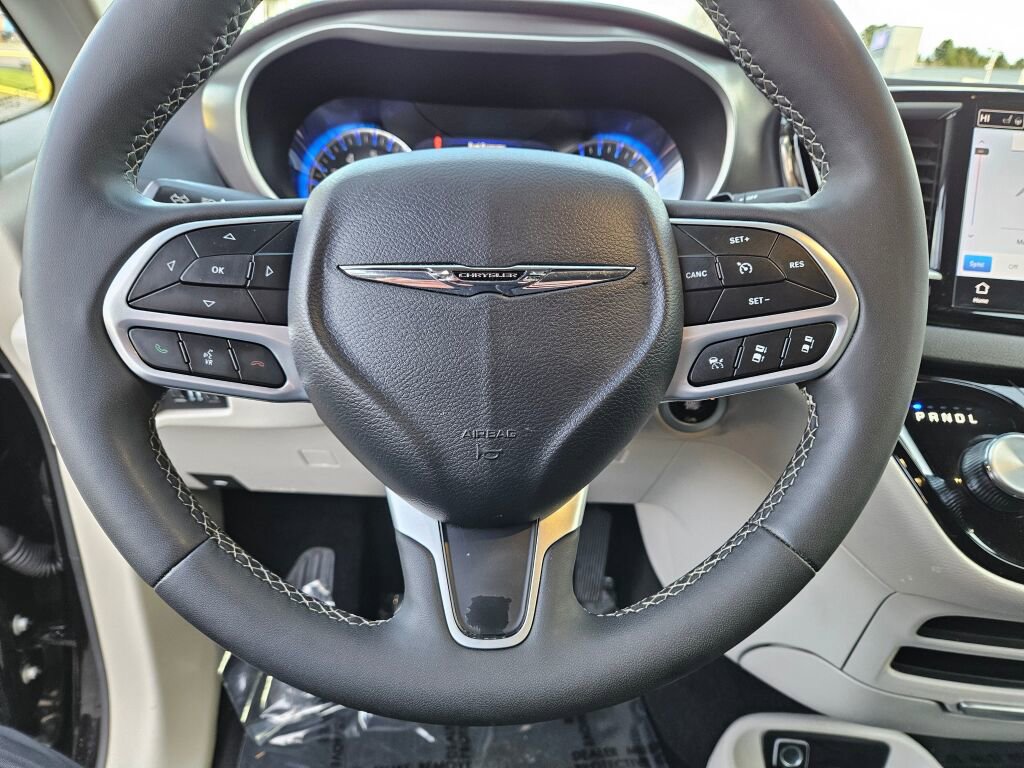 Used 2024 Chrysler Pacifica Touring-L image 22