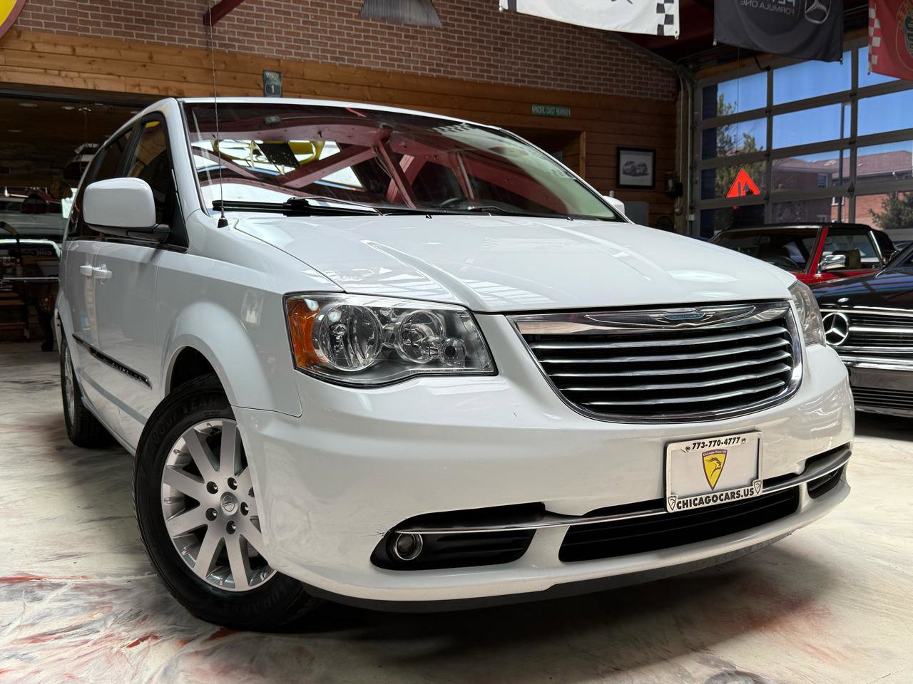Used 2014 Chrysler Town & Country Touring FWD image 3