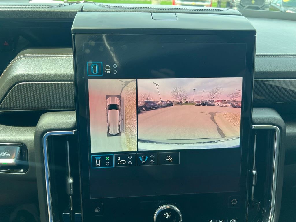 Used 2025 GMC Yukon XL Elevation image 45