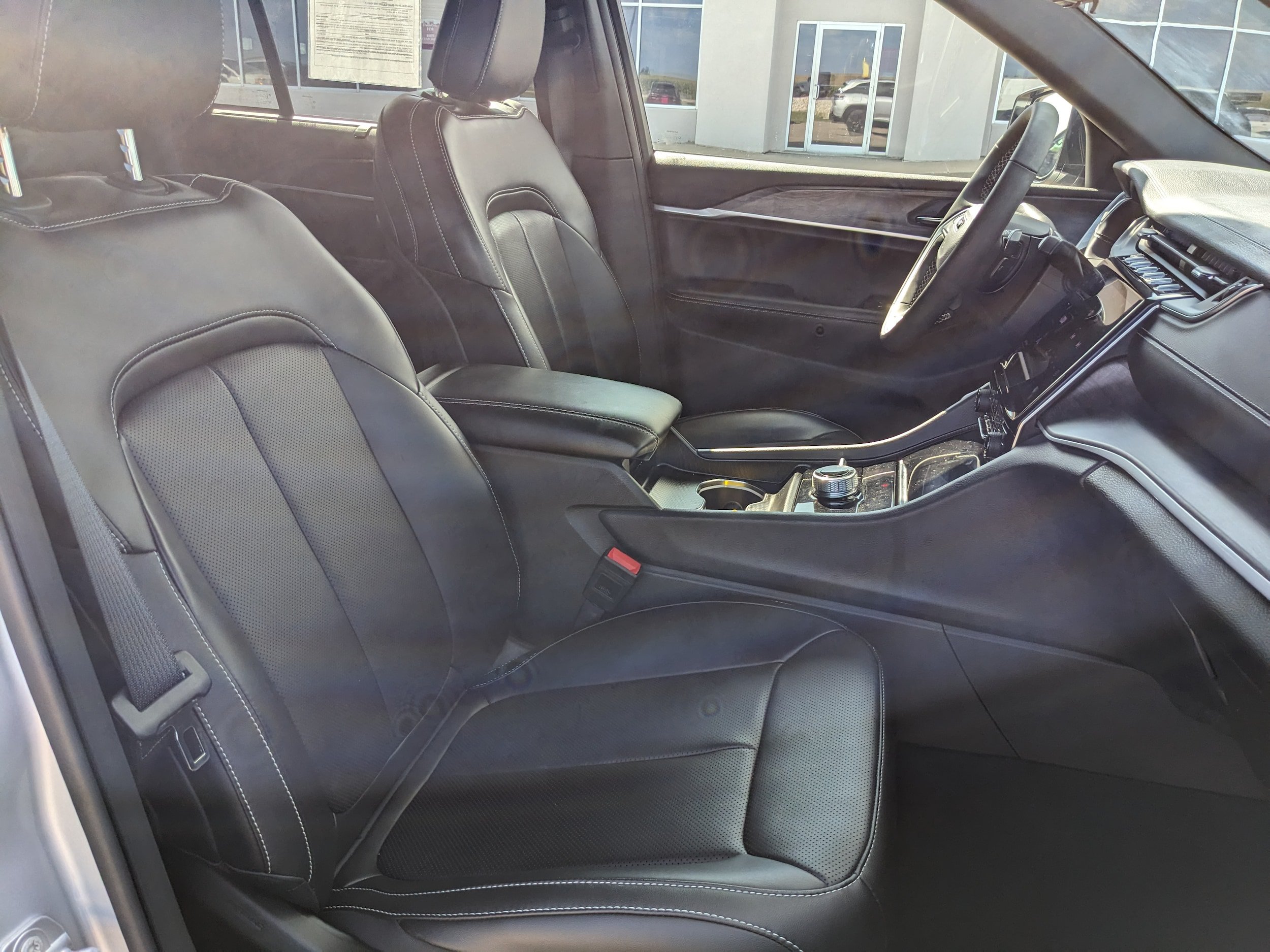 Used 2025 Jeep Grand Cherokee Limited w/ Luxury Tech Group II AWD/4WD image 42