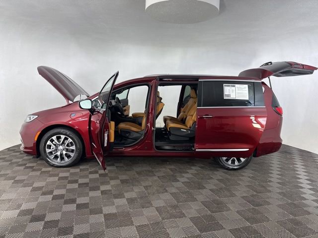Used 2023 Chrysler Pacifica Pinnacle image 9