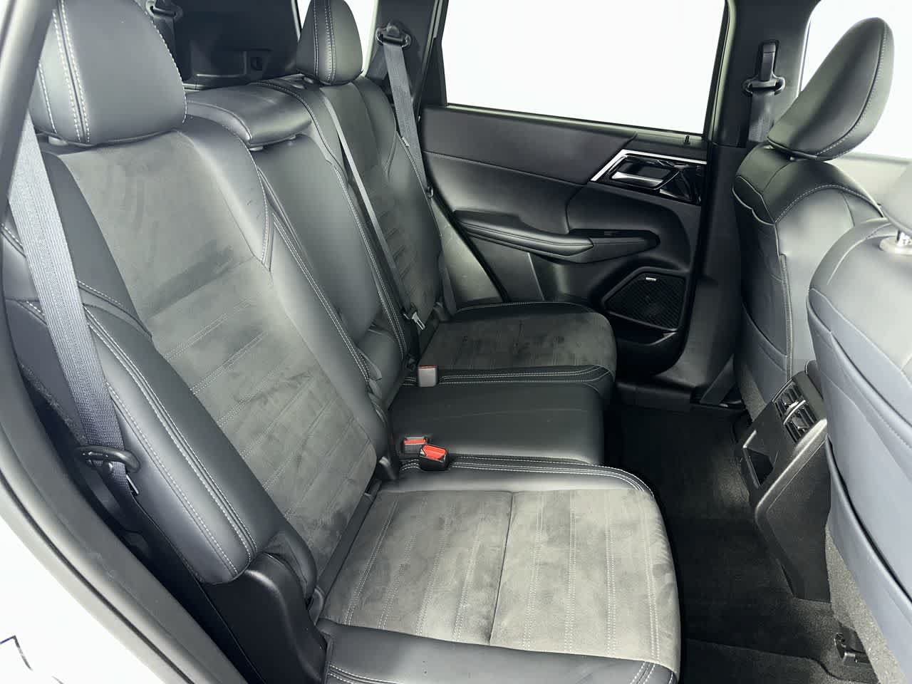 Used 2025 Mitsubishi Outlander SE FWD image 21