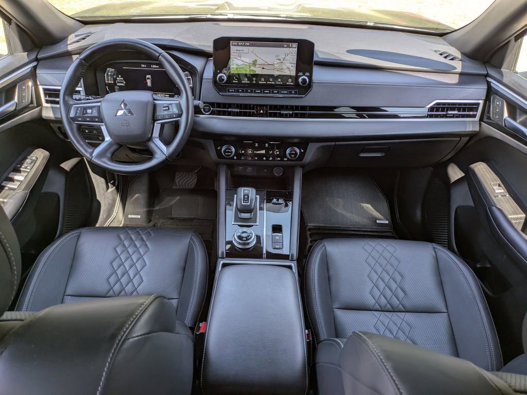 Used 2025 Mitsubishi Outlander SEL image 16