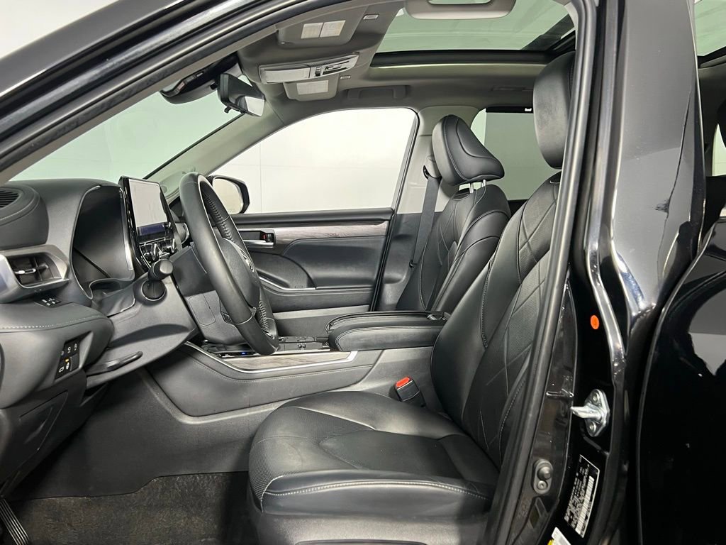 Used 2024 Toyota Highlander Platinum FWD image 17
