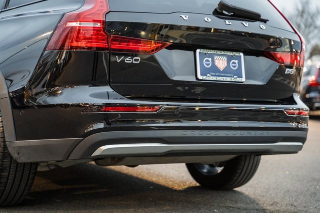 Used 2023 Volvo V60 B5 Cross Country Plus image 9