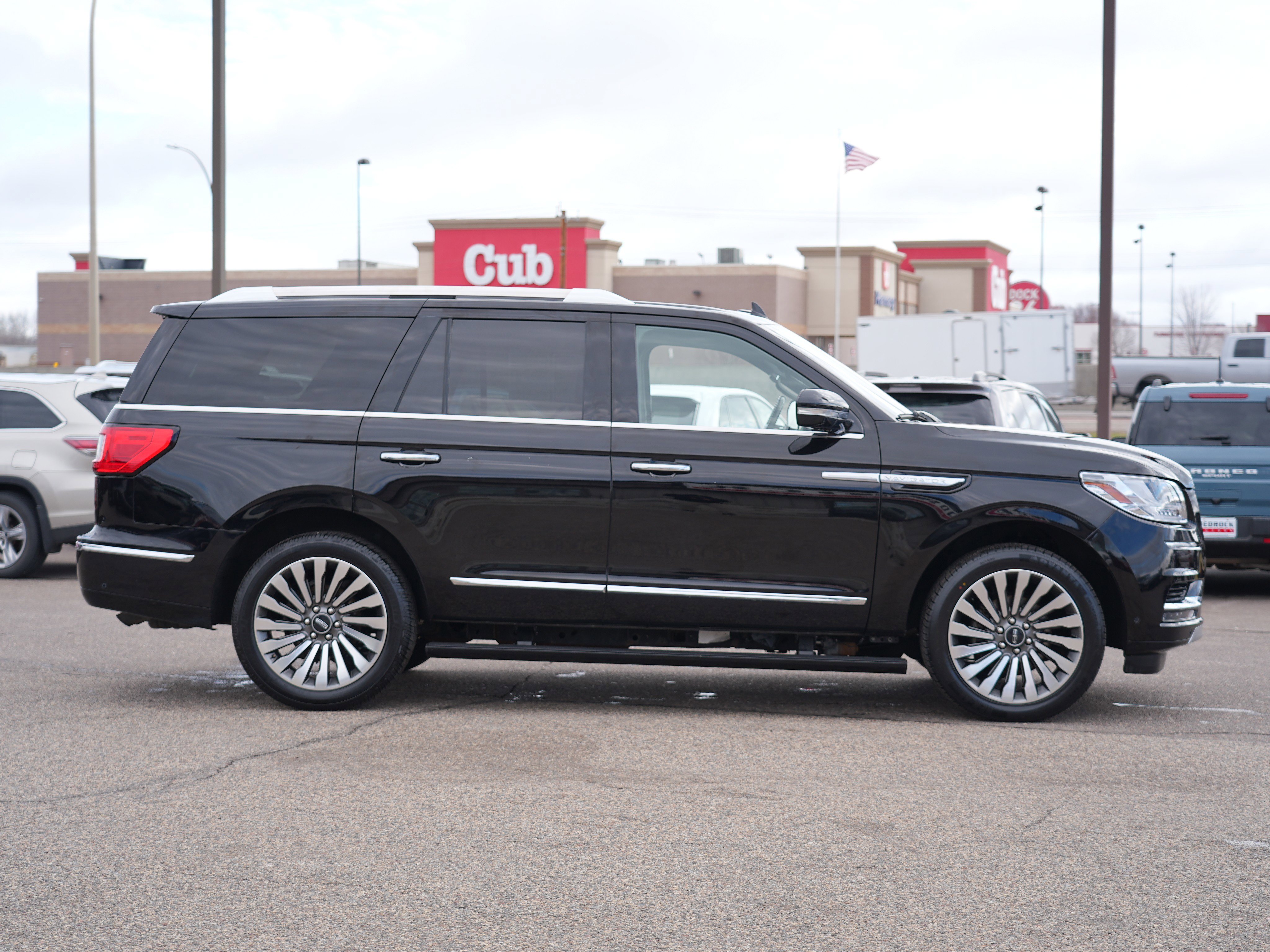 Used 2019 Lincoln Navigator Reserve AWD/4WD image 2