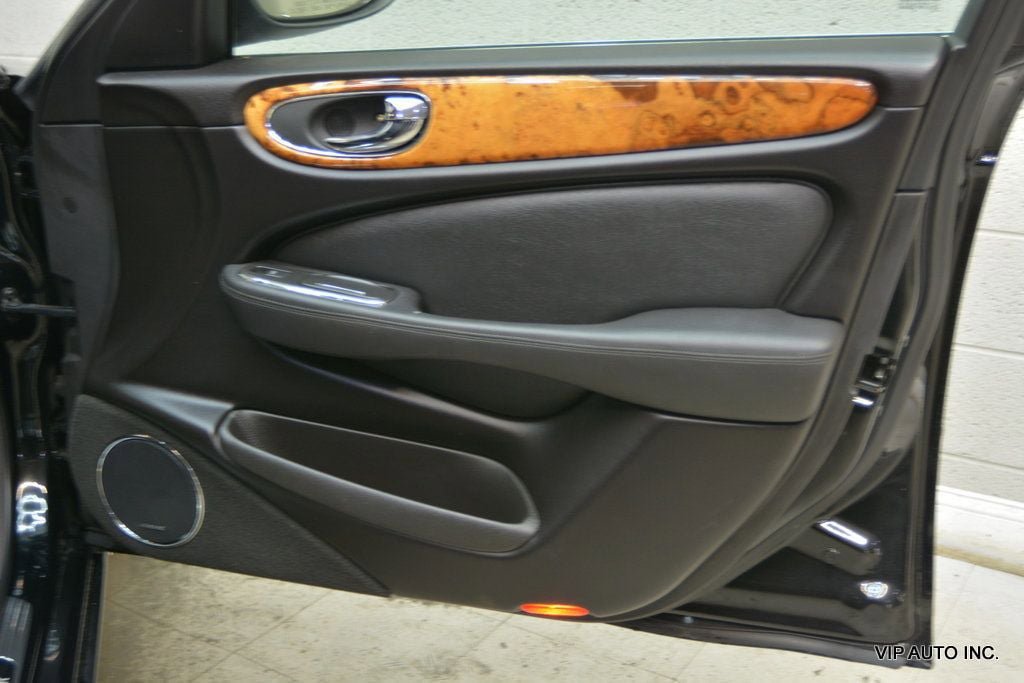 Used 2004 Jaguar XJ8 RWD image 9
