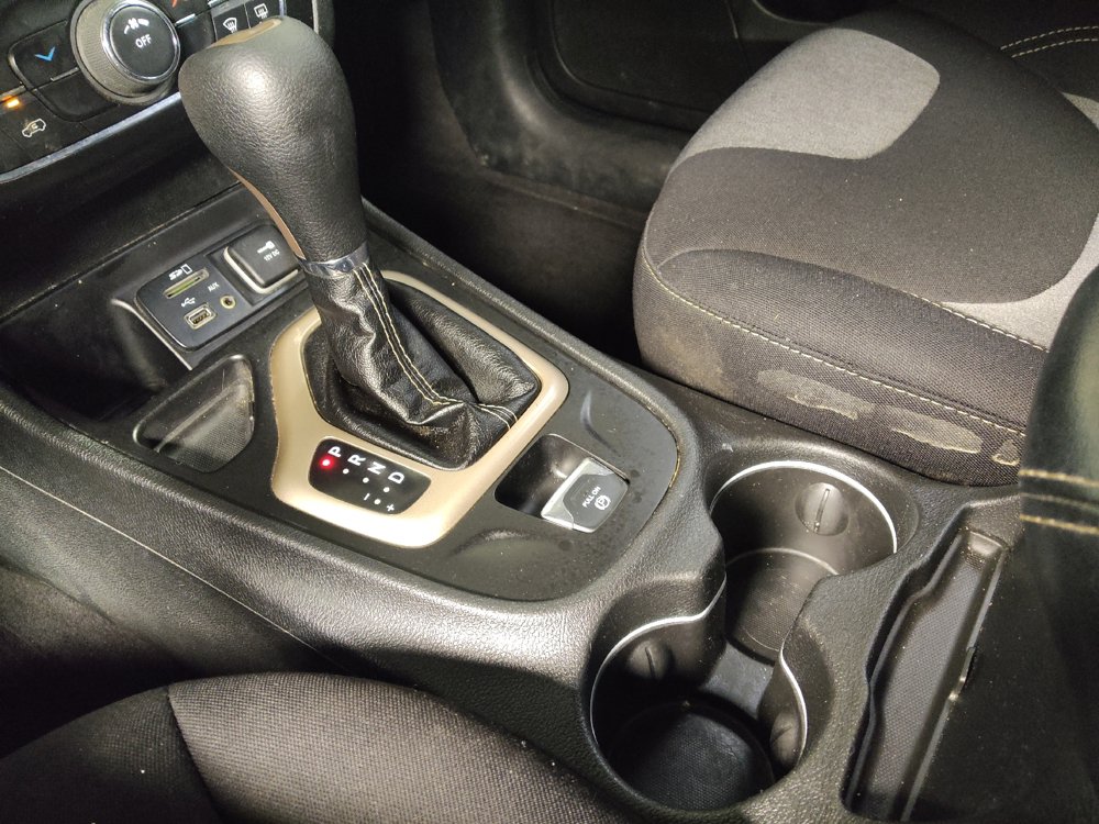 Used 2018 Jeep Cherokee Latitude w/ Altitude Package FWD image 26