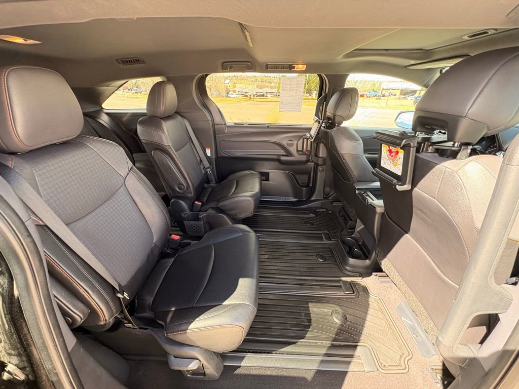 Used 2023 Toyota Sienna XSE AWD/4WD image 33